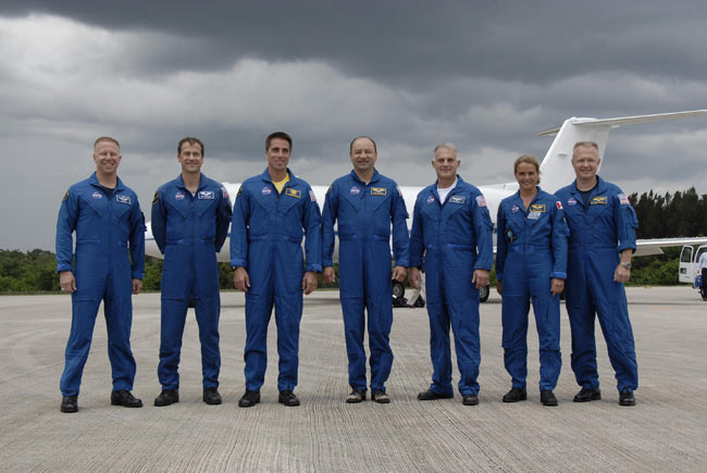 Shuttle Astronauts Arrive at Spaceport for Saturday Launch